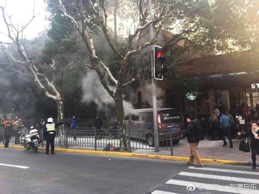 Χάος στη Σαγκάη: Φλεγόμενο φορτηγάκι χτύπησε πεζούς - 18 τραυματίες (pic+vid)