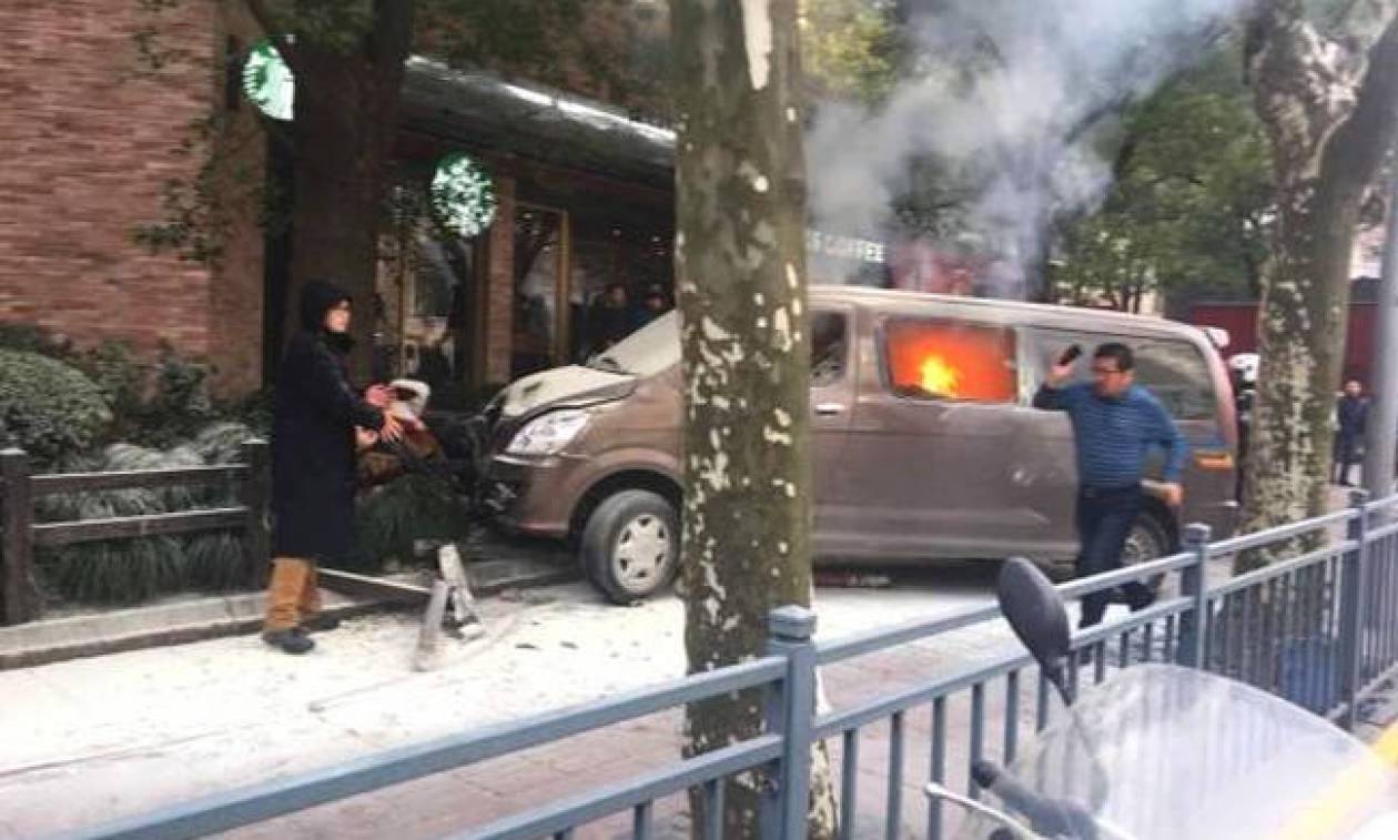 Αυτοκίνητο «θερίζει» πεζούς στη Σαγκάη: Αυτή είναι η αιτία του ατυχήματος (Pics+Vid)