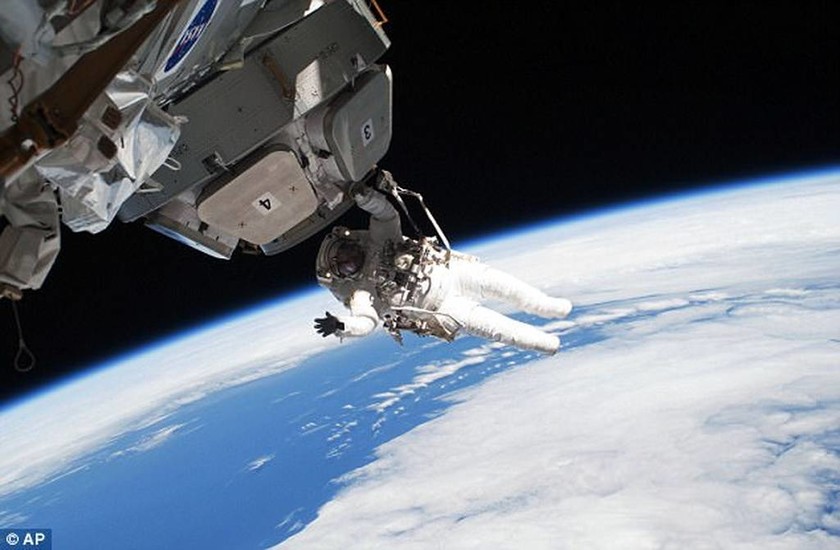 Εσείς πόσα χρήματα θα δίνατε για έναν διαστημικό περίπατο με θέα τη Γη; (Pics)