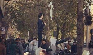 Ιράν: 29 γυναίκες συνελήφθησαν επειδή έβγαλαν την μαντίλα τους σε δημόσιο χώρο (Pics+Vid)