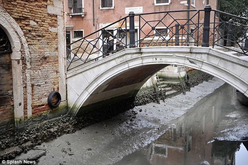 Απίστευτες εικόνες: Τα κανάλια στη Βενετία... στέρεψαν! (pics)