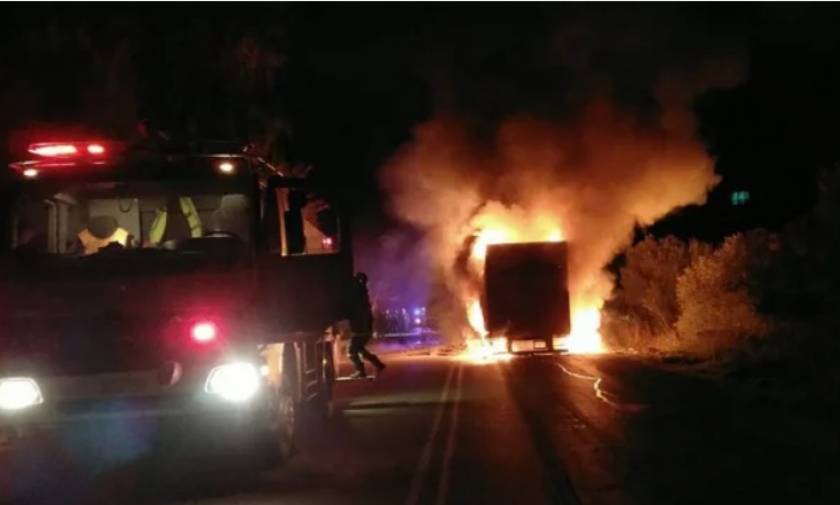 Τρόμος για οδηγό στα Χανιά: Νταλίκα τυλίχτηκε στις φλόγες εν κινήσει (vid)