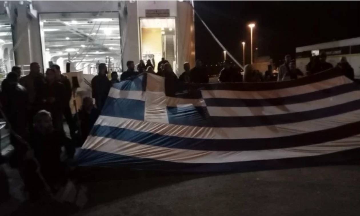 Συλλαλητήριο Αθήνα: Εκατοντάδες Κρητικοί με κατσούνες και στιβάνια στην πλατεία Συντάγματος (vid)