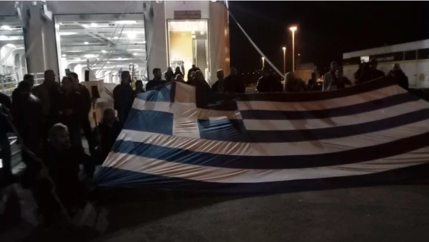 Συλλαλητήριο Αθήνα: Εκατοντάδες Κρητικοί με κατσούνες και στιβάνια στην πλατεία Συντάγματος (vid)