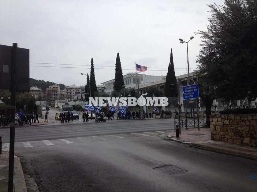 Συλλαλητήριο Αθήνα: Διαδηλωτές κρατώντας ελληνικές σημαίες κατευθύνονται στο Σύνταγμα
