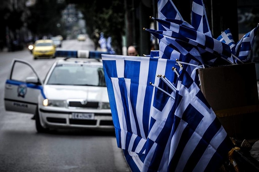 Συλλαλητήριο Αθήνα: Οι εικόνες που κάνουν θραύση – Οι Κολοκοτρώνηδες και ο λυράρης στο Σύνταγμα