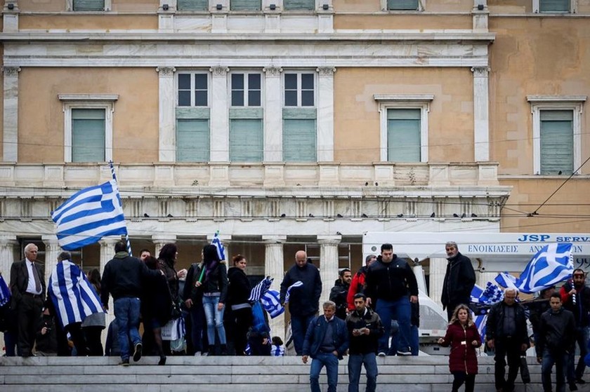 Συλλαλητήριο Αθήνα: Οι εικόνες που κάνουν θραύση – Οι Κολοκοτρώνηδες και ο λυράρης στο Σύνταγμα