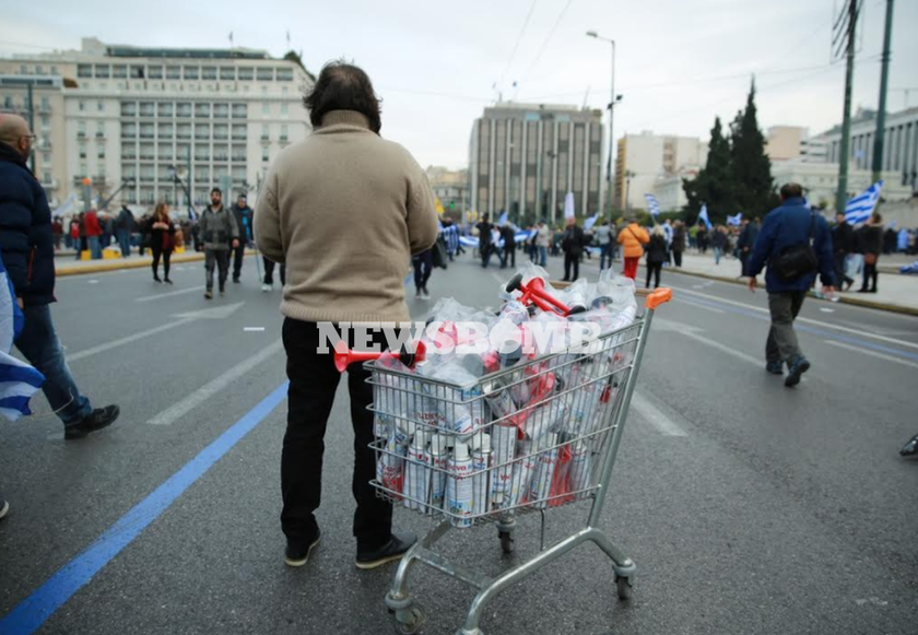 Συλλαλητήριο Αθήνα: Ξεκίνησε η προσέλευση για το μεγάλο συλλαλητήριο για τη Μακεδονία (pics)