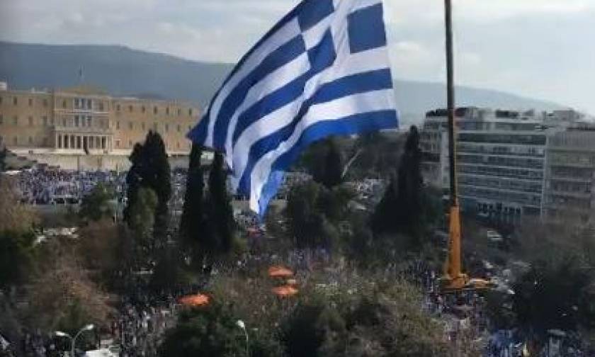 Συλλαλητήριο – ΔΕΟΣ! Η τεράστια ελληνική σημαία με φόντο τη Βουλή – Δείτε Live εικόνα