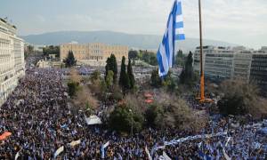 Συλλαλητήριο Αθήνα - Βίντεο ΑΝΑΤΡΙΧΙΛΑ! Διαδηλωτές ψάλλουν τον Εθνικό Ύμνο -  Όλη η Ελλάδα μία φωνή