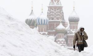Ρωσία: Χιονίζει ασταμάτητα στη Μόσχα – Τουλάχιστον ένας νεκρός (Vid)