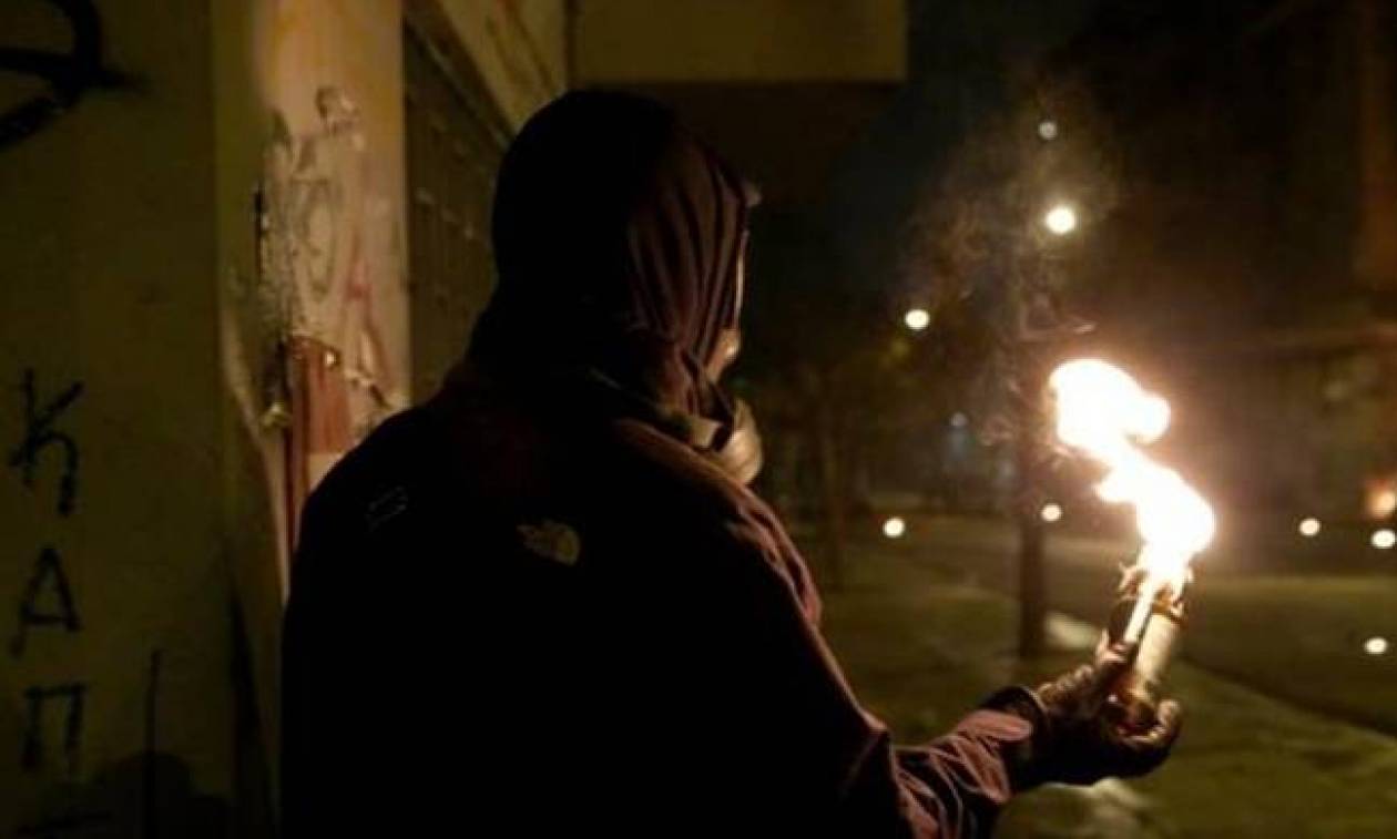 Αθήνα: Επιθέσεις με μολότοφ κατά της διμοιρίας των ΜΑΤ κοντά στα γραφεία του ΠΑΣΟΚ