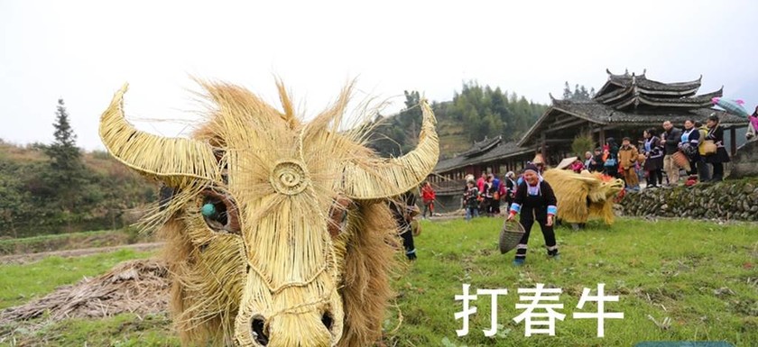 Στην Κίνα γιόρτασαν τον ερχομό της άνοιξης με παραδοσιακές στολές και πυροτεχνήματα (pics)