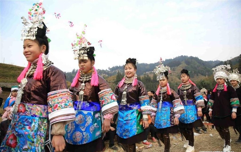 Στην Κίνα γιόρτασαν τον ερχομό της άνοιξης με παραδοσιακές στολές και πυροτεχνήματα (pics)