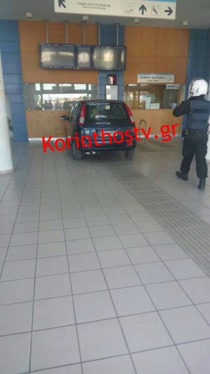 Απίστευτο περιστατικό στην Κόρινθο: Μπήκε με το αυτοκίνητό του στα εκδοτήρια Προαστιακού (pics+vid)