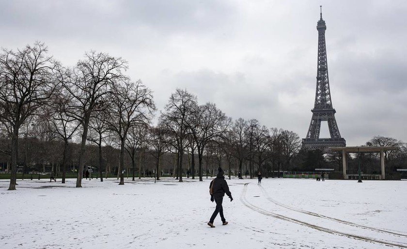 Γαλλία: Χιονίζει ξανά στο Παρίσι - Έκλεισε ο πύργος του Άιφελ (Pics+Vids)