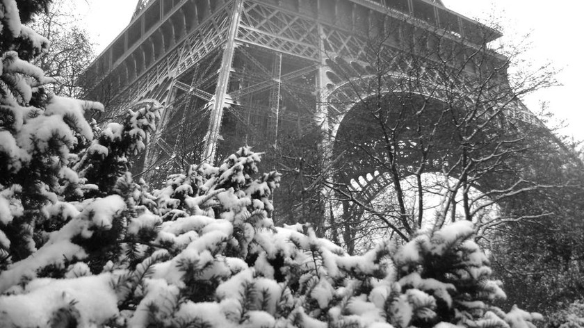 Γαλλία: Χιονίζει ξανά στο Παρίσι - Έκλεισε ο πύργος του Άιφελ (Pics+Vids)
