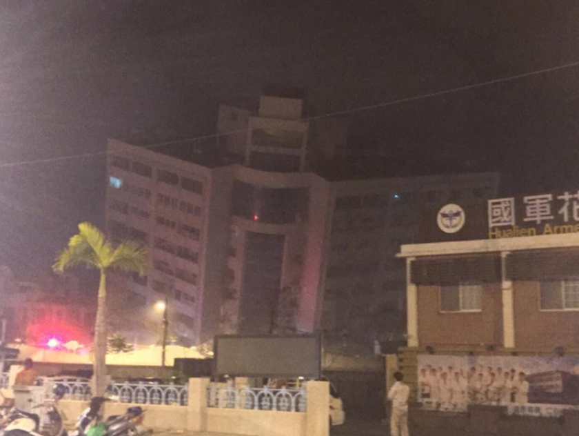 Σεισμός 6,4 Ρίχτερ στην Ταϊβάν: Κατέρρευσε ξενοδοχείο, φόβοι για εγκλωβισμένους (pics&vid)