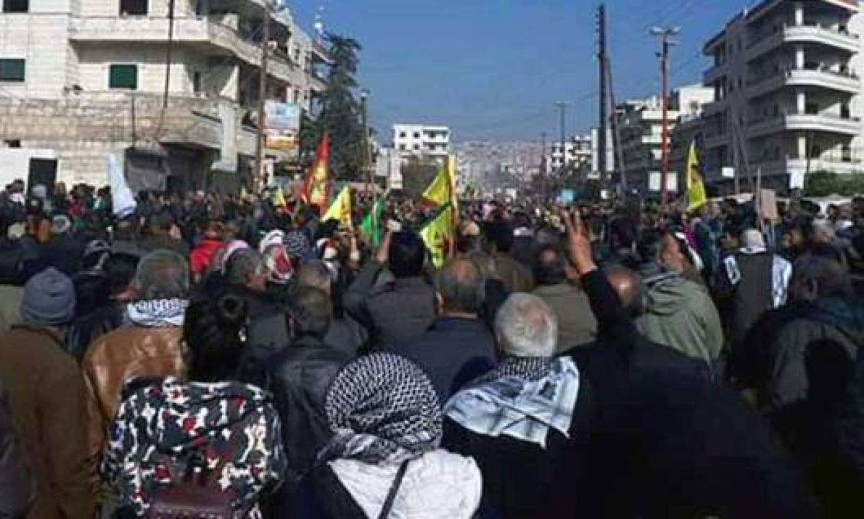 Συρία: Εκατοντάδες Κούρδοι συρρέουν στην Αφρίν κατά των τουρκικών επιχειρήσεων