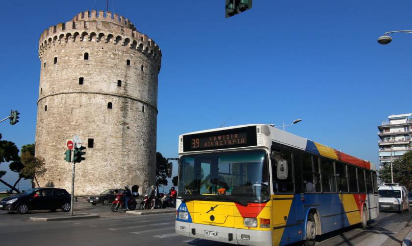 Θεσσαλονίκη: Γραπώθηκε στο πίσω μέρος λεωφορείου για να μην πληρώσει εισιτήριο (pic)