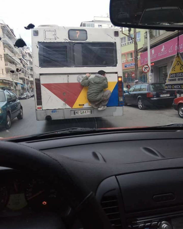 Θεσσαλονλικη: Γραπώθηκε στο πίσω μέρος λεωφορείου για να μην πληρώσει εισιτήριο (pic)