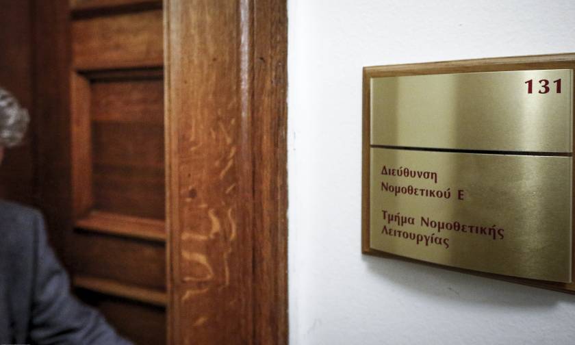 Χαμός στη Βουλή: Πρώην βουλευτής προσπάθησε να φωτογραφίσει τη δικογραφία για τη Novartis