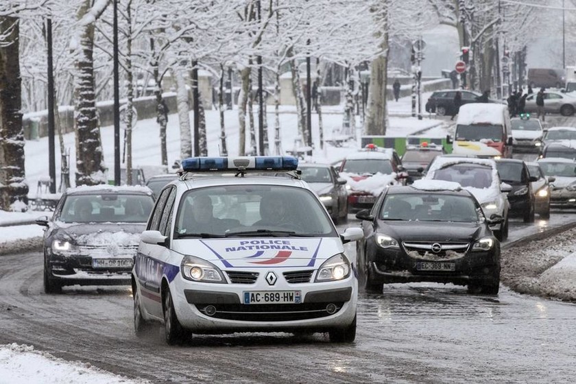 Χάος από το χιόνι στη Γαλλία: Χιλιάδες πέρασαν τη νύχτα εγκλωβισμένοι στα αυτοκίνητα τους (Pics)