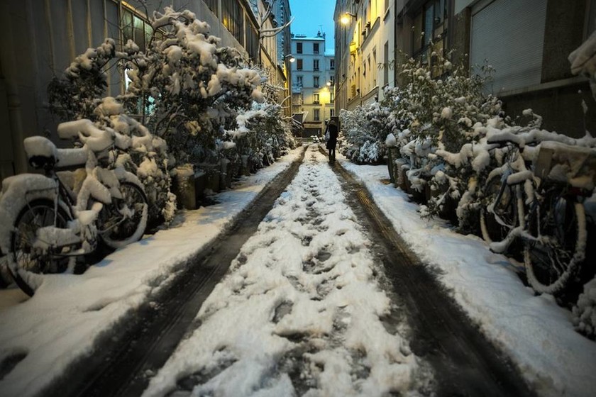 Χάος από το χιόνι στη Γαλλία: Χιλιάδες πέρασαν τη νύχτα εγκλωβισμένοι στα αυτοκίνητα τους (Pics)