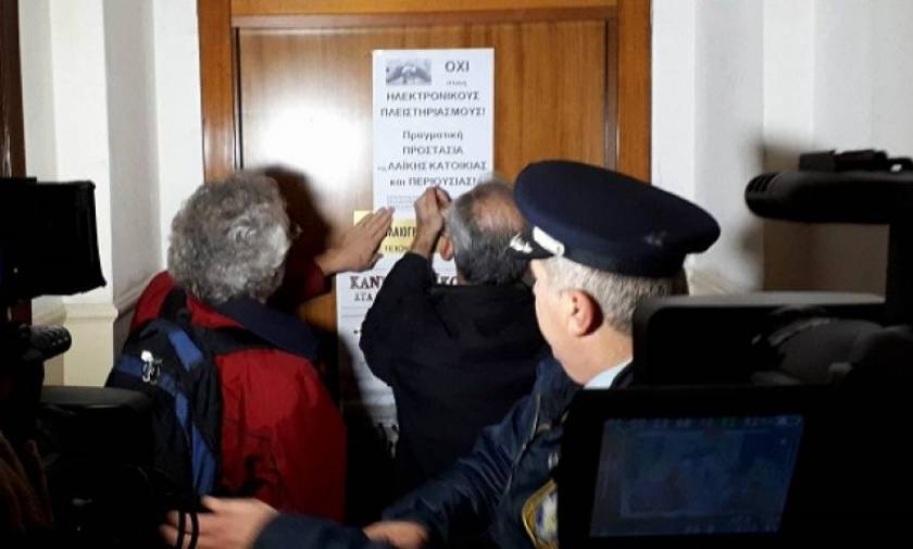 Θεσσαλονίκη: «Ντου» του κινήματος κατά των πλειστηριασμών στα γραφεία του Συμβολαιογραφικού Συλλόγου
