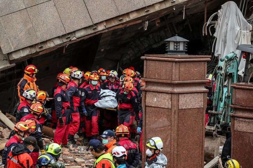 Σεισμός Ταϊβάν: Ισχυροί μετασεισμοί έχουν καθηλώσει τα σωστικά συνεργεία – Φόβοι για δεκάδες νεκρούς