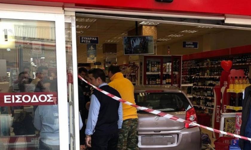Χαλκιδική: Αυτοκίνητο «καρφώθηκε» σε σούπερ μάρκετ - Ένας τραυματίας (pics)