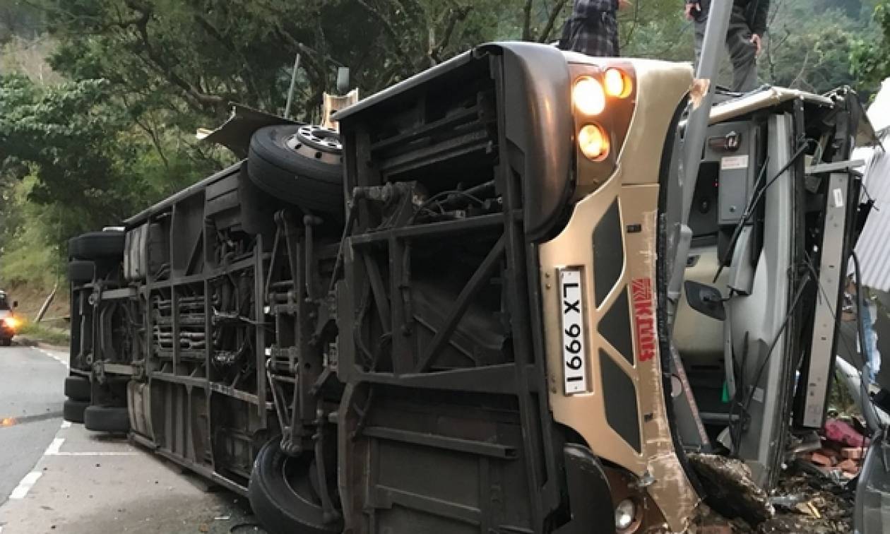 Τραγωδία στο Χονγκ Κονγκ με ανατροπή λεωφορείου – Τουλάχιστον 19 νεκροί (Pics)