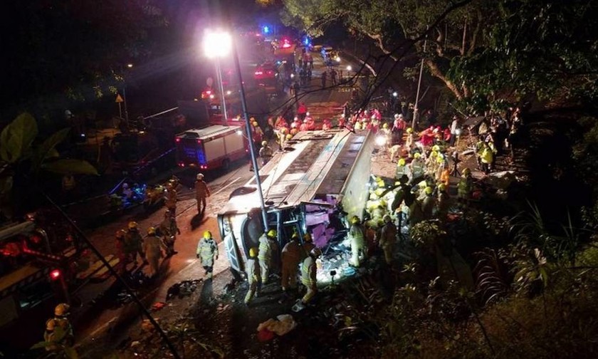 ΕΚΤΑΚΤΟ: Τραγωδία στο Χονγκ Κονγκ με ανατροπή λεωφορείου – Τουλάχιστον 19 νεκροί  