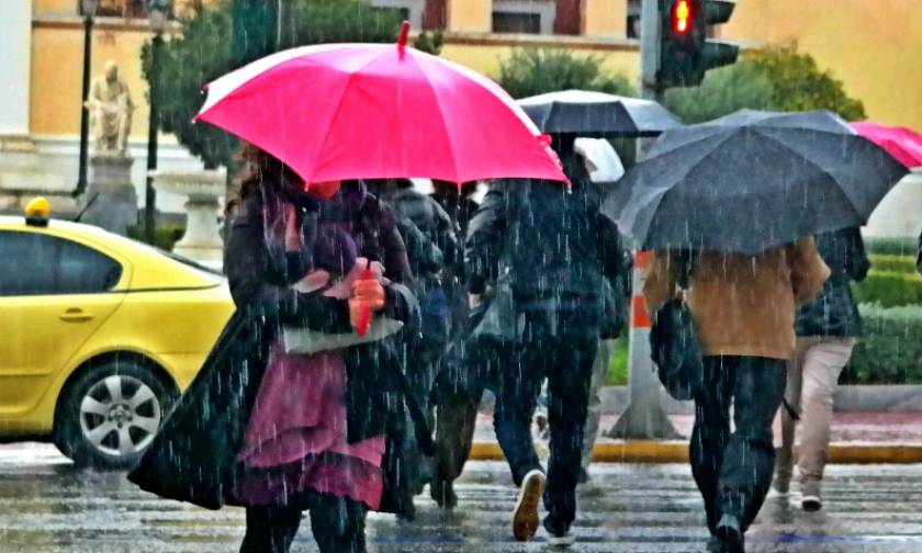 Καιρός - Άνοιξαν οι ουρανοί: Βρέχει με το… τουλούμι στην Αθήνα (pics)