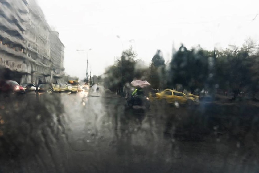 Καιρός - Άνοιξαν οι ουρανοί: Βρέχει με το… τουλούμι στην Αθήνα (pics)