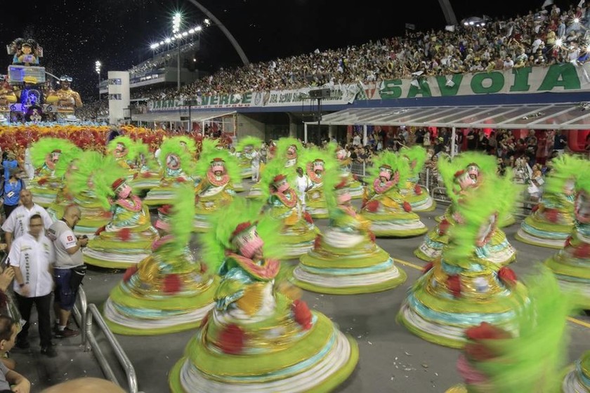 Καρναβάλι Ρίο: Εντυπωσιακά άρματα και... καλλίγραμμες χορεύτριες τραβούν τα βλέμματα! (pics)