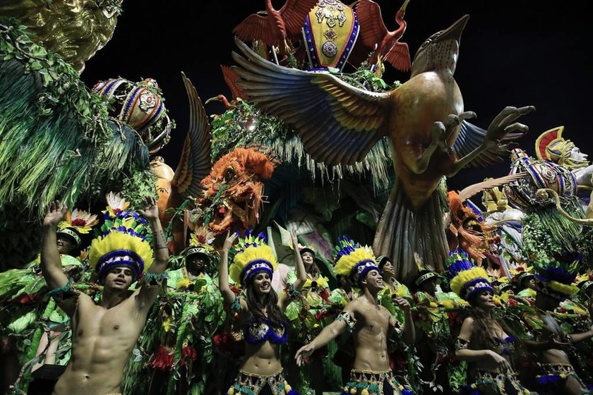 Καρναβάλι Ρίο: Εντυπωσιακά άρματα και... καλλίγραμμες χορεύτριες τραβούν τα βλέμματα! (pics)