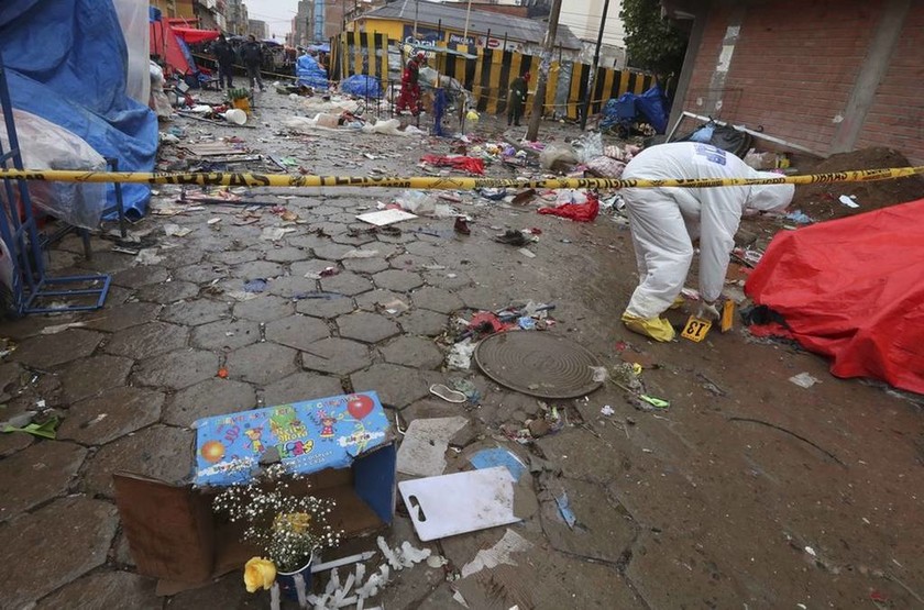 Μακελειό σε καρναβάλι από έκρηξη - Οκτώ νεκροί (pics)