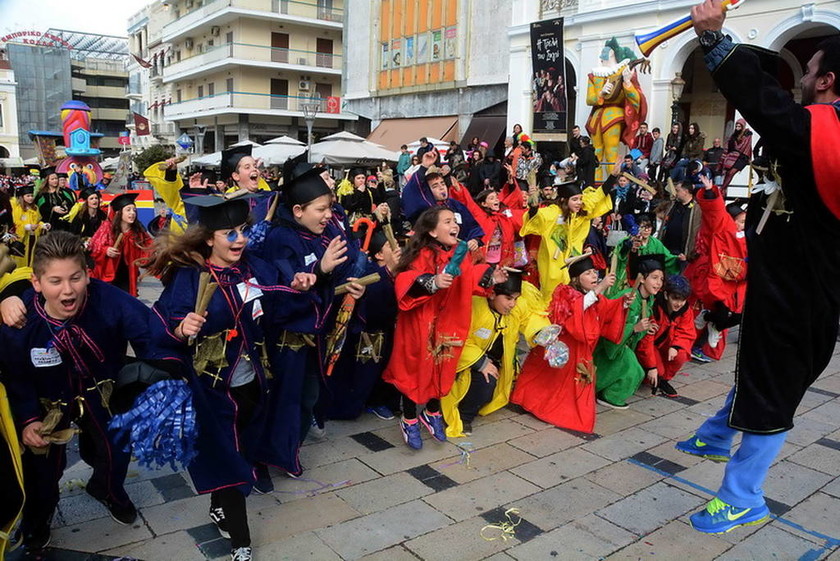 Πατρινό Καρναβάλι: Χιλιάδες μικροί καρναβαλιστές «πλημμύρισαν» τους δρόμους της Πάτρας (pics)