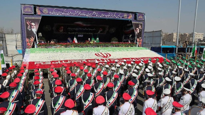 Ιράν: Χιλιάδες Ιρανοί στους δρόμους για να γιορτάσουν την ισλαμική επανάσταση του 1979 (pics+vid)