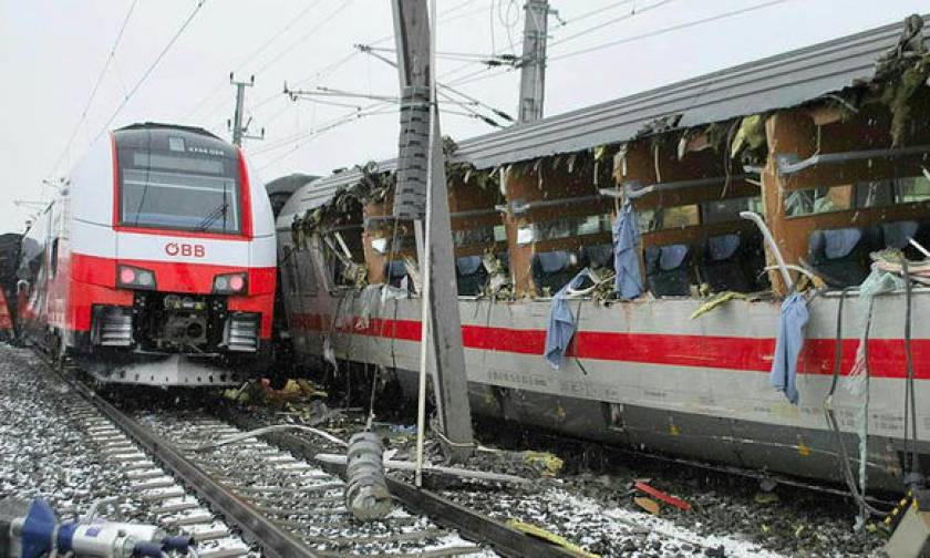 Σύγκρουση τρένων στην Αυστρία: Ένας νεκρός και δεκάδες τραυματίες (pics)