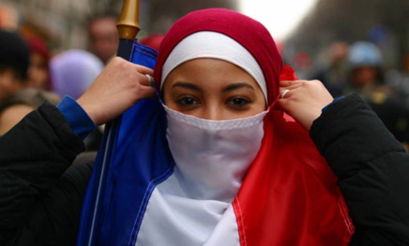 «Πόλεμο» με το Ισλάμ ξεκινά ο Μακρόν στη Γαλλία