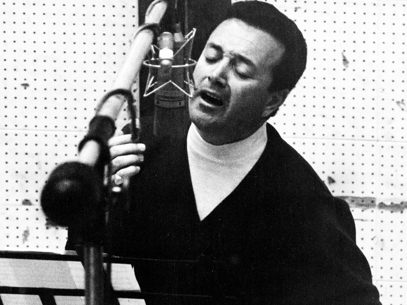 Πέθανε ο Βικ Νταμόν, ο διάσημος τραγουδιστής που είχε ανακαλύψει ο Φρανκ Σινάτρα