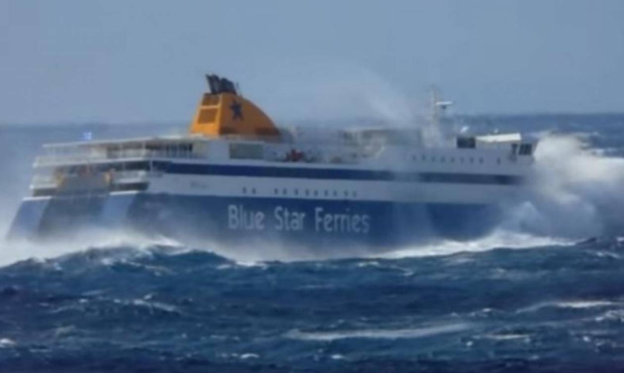 Μάχη με τα κύματα στην Τήνο: Δείτε την προσπάθεια του Blue Star να δέσει στο λιμάνι (vid)