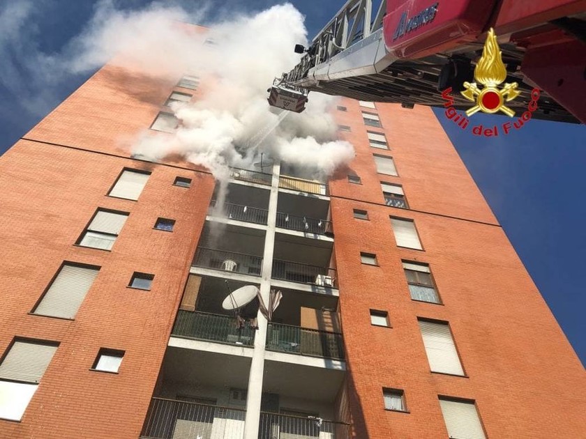 Μιλάνο: Μεγάλη πυρκαγιά σε πολυκατοικία - Επτά άνθρωποι μεταφέρθηκαν στο νοσοκομείο (pics)