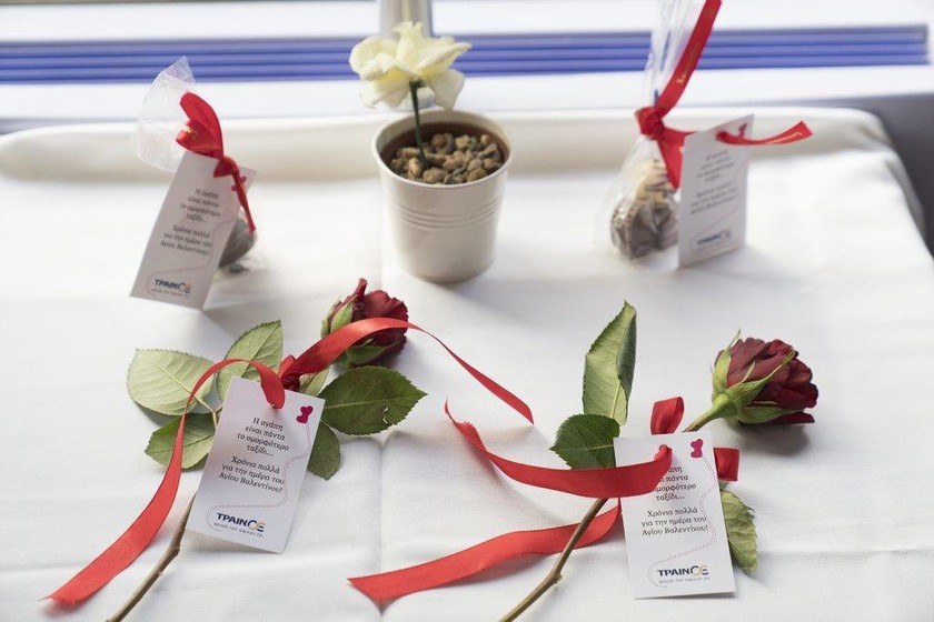 Άγιος Βαλεντίνος: Η ΤΡΑΙΝΟΣΕ μοίρασε τριαντάφυλλα και σοκολατάκια! (pics)