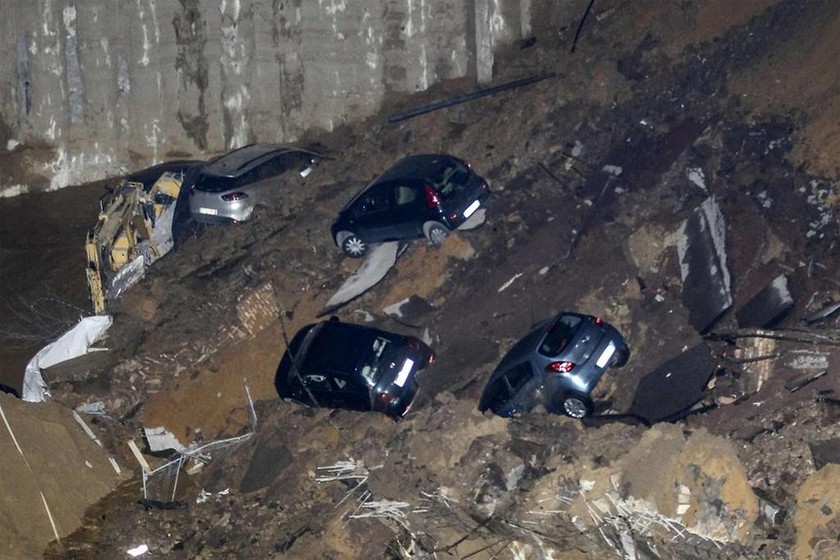 Ρώμη: Απίστευτες εικόνες - Άνοιξε η γη και «κατάπιε» οκτώ αυτοκίνητα!