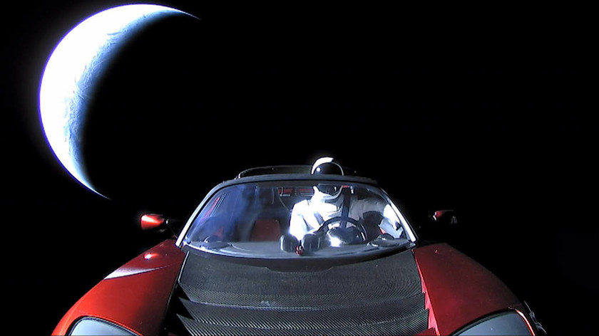 Απίστευτο! Φόβοι ότι το αυτοκίνητο Tesla του Έλον Μασκ θα πέσει σαν αστεροειδής στη Γη