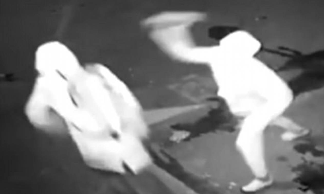 Επικό βίντεο: Κλέφτης εξουδετερώνει κλέφτη με ένα... τούβλο!