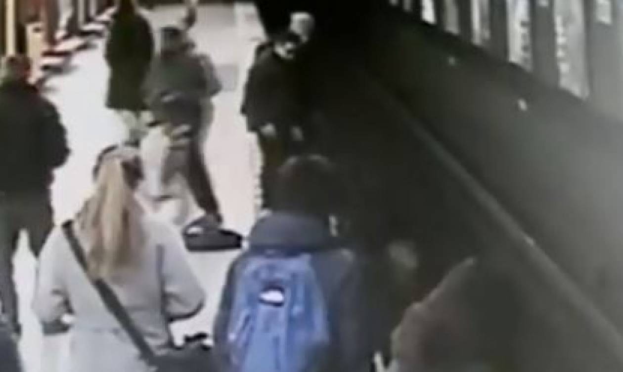 Βίντεο: 18χρονος βούτηξε στις ράγες του μετρό και έσωσε 2χρονο αγοράκι!
